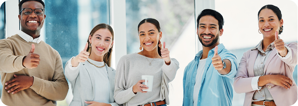 Pessoas olhando para frente fazendo sinal de positivo