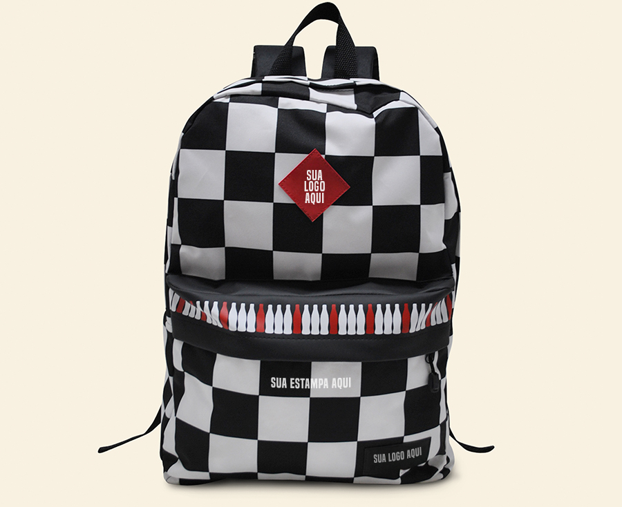 Mochila xadrez preta e branca com detalhe vermelho