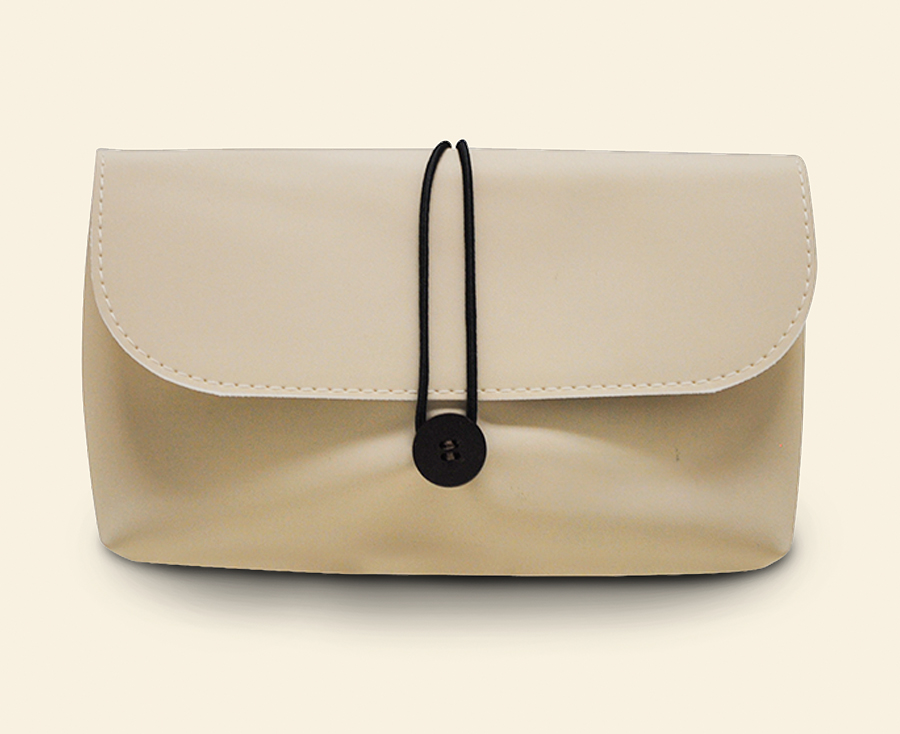 Necessaire bege estilo envelope com botão e elástico