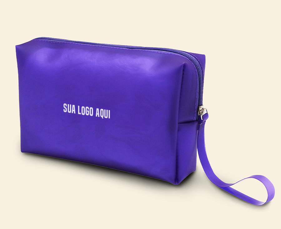 Necessaire roxa retangular com zíper superior e alça lateral