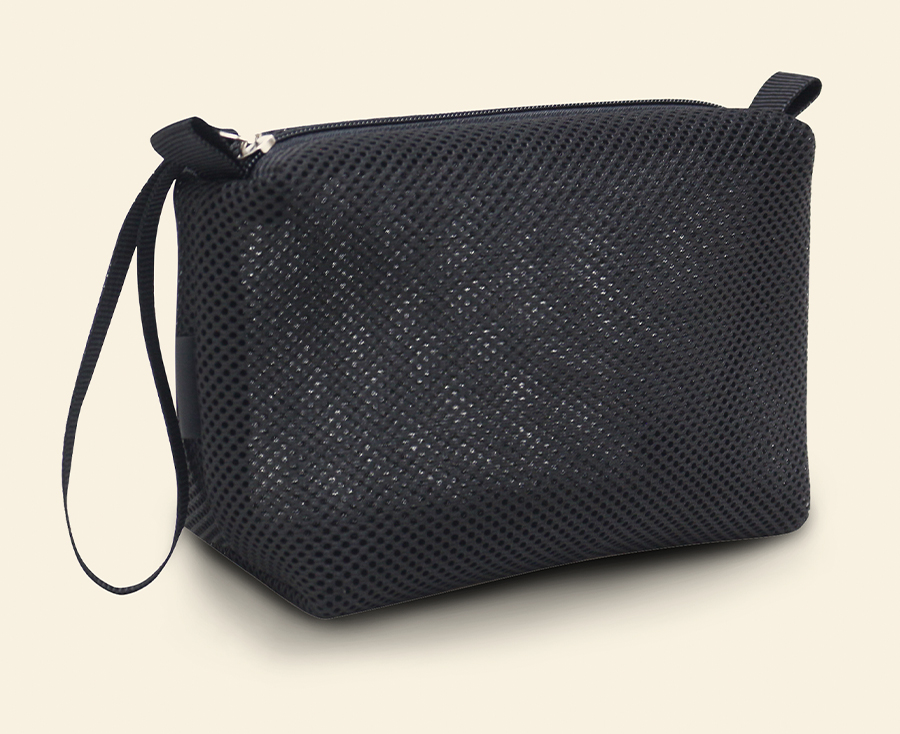 Necessaire preta de tela vazada resistente