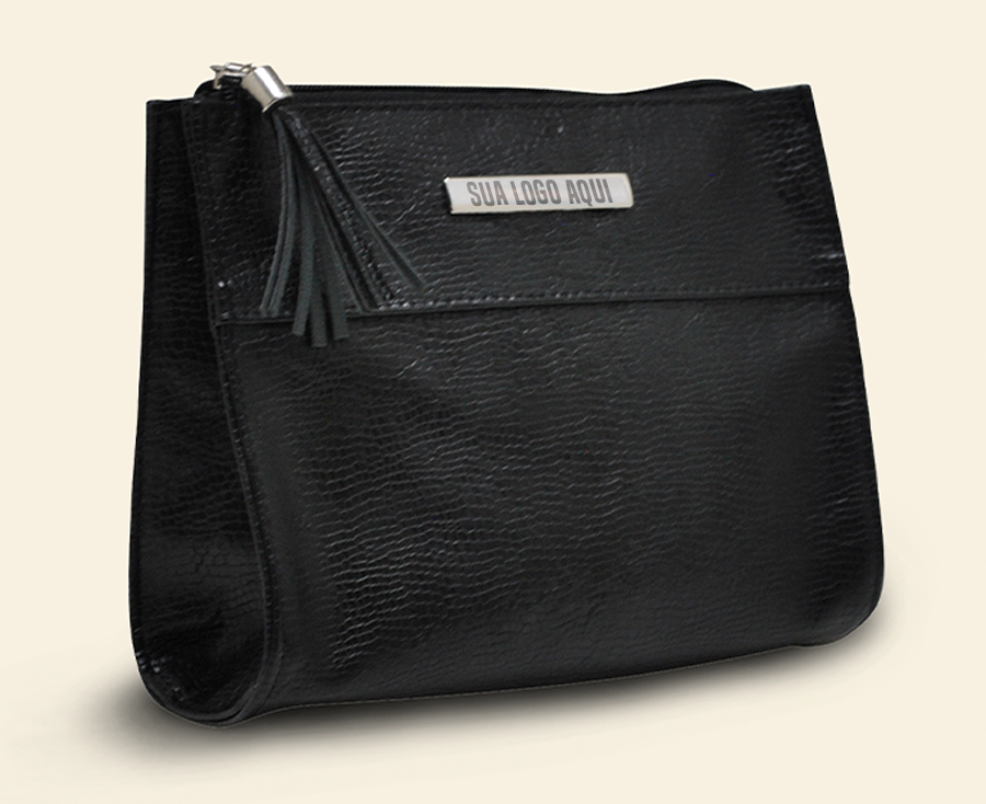 Necessaire preta com detalhe em tassel e placa metálica