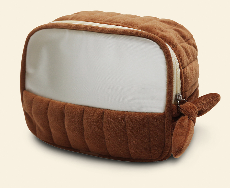 Necessaire plush marrom acolchoada com visor