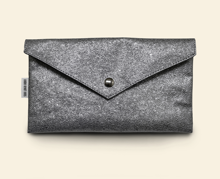 Necessaire envelope prateada com fecho de botão