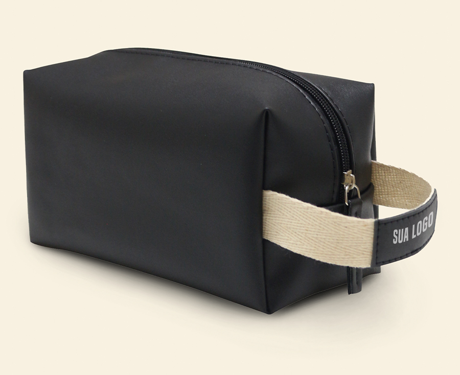 Necessaire box em material sintético preto com zíper e alça lateral