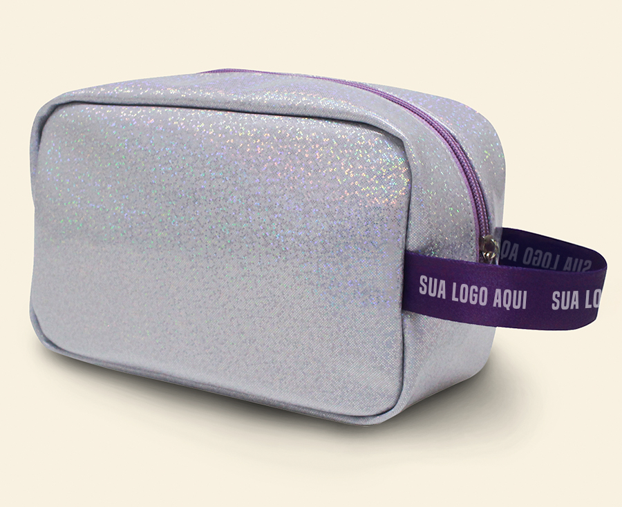 Necessaire prateada com efeito holográfico e alça roxa personalizada