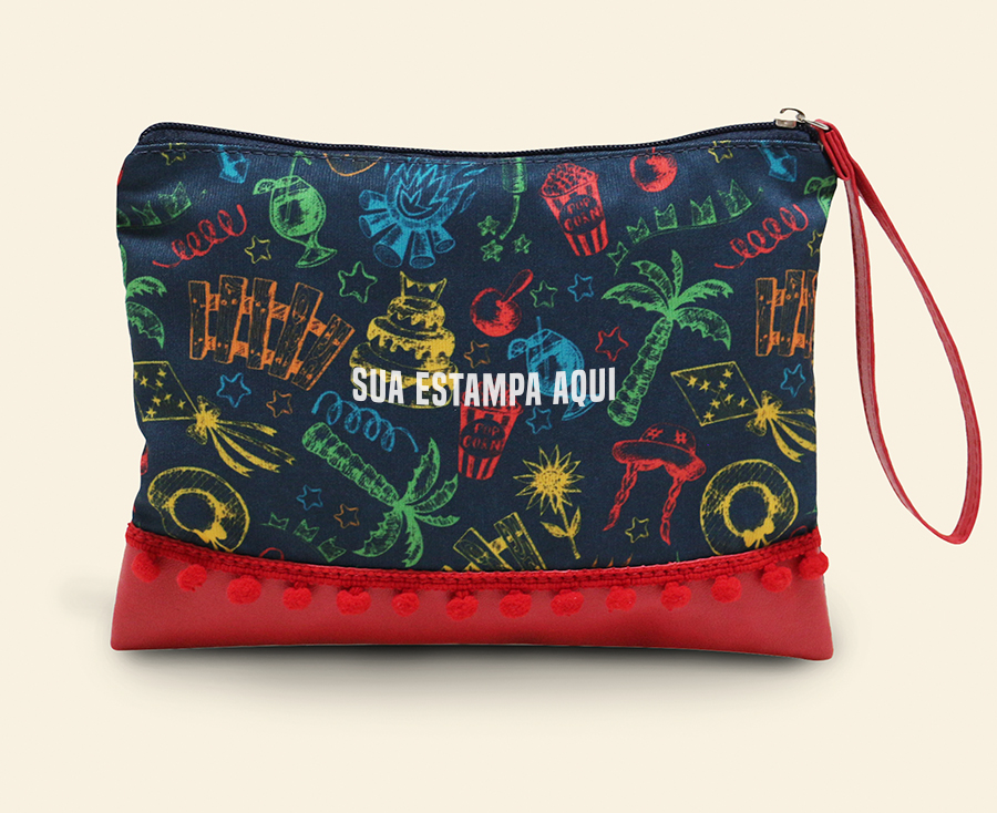 Necessaire com estampa personalizada e base vermelha com pompons decorativos