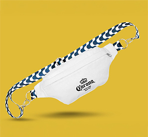 Pochete branca Corona com alça estampada em azuis