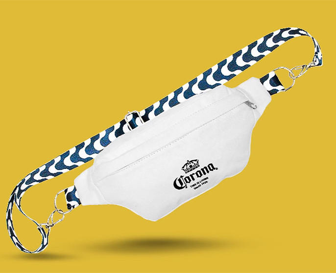 Pochete branca Corona com alça estampada em azuis