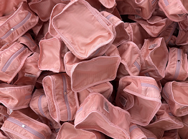 necessaires rosé, empilhadas, viradas do avesso