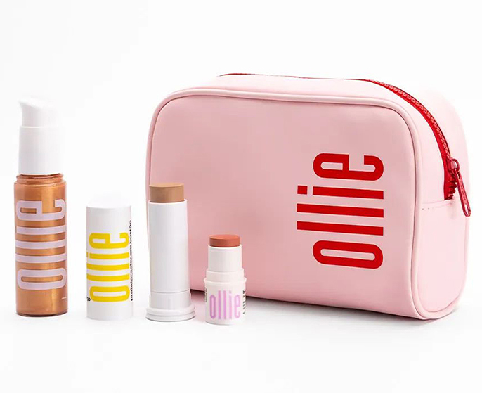 Conjunto de produtos de beleza Ollie com necessaire rosa e itens de skincare