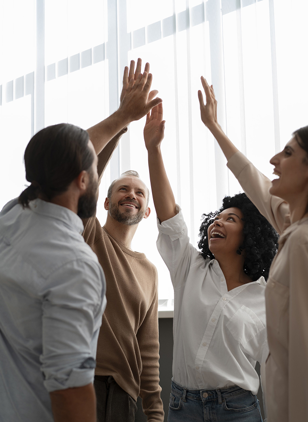 Equipe motivada celebrando a colaboração e o sucesso empresarial