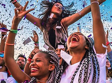 Pessoas celebram em meio a confetes