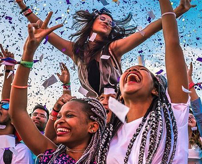 Pessoas celebram em meio a confetes