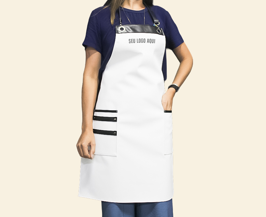 Avental personalizado branco com alça regulável e bolsos frontais