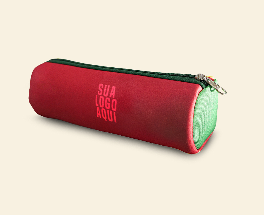 Porta-lápis personalizado vermelho com zíper e detalhe verde