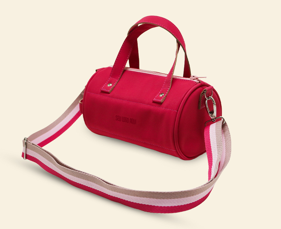 Bolsa rosa com alça transversal listrada e espaço para personalização