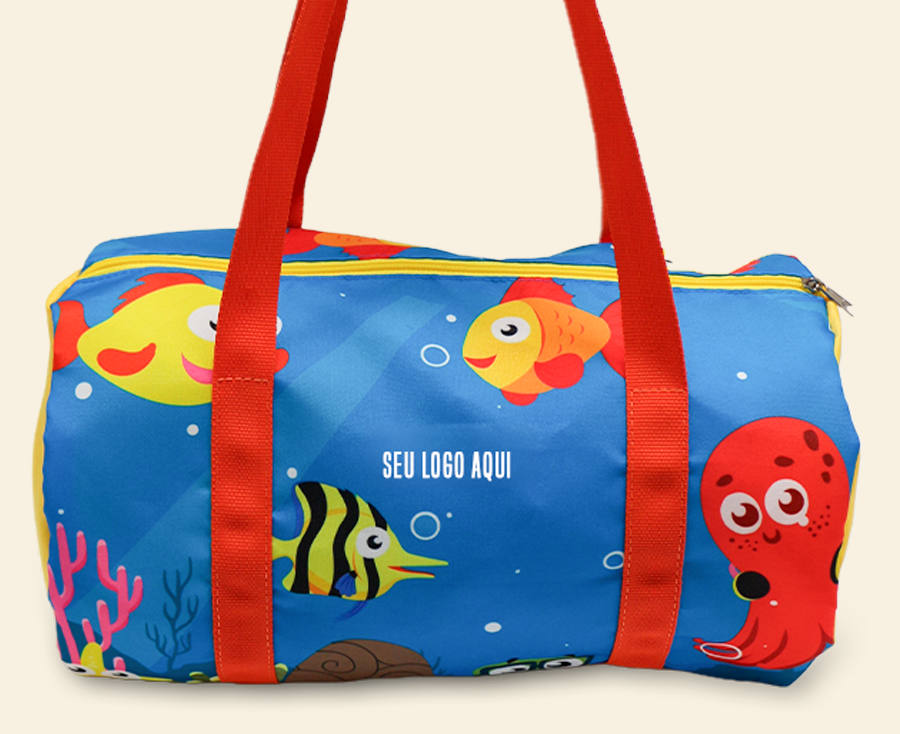 Bolsa personalizada infantil com estampa temática do fundo do mar, alças longas vermelhas e área para aplicação de logo