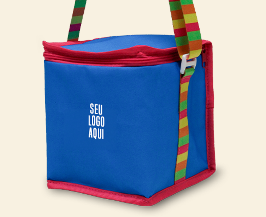 Bolsa térmica personalizada com alça longa ajustável, fechamento em zíper e área frontal para aplicação de logo