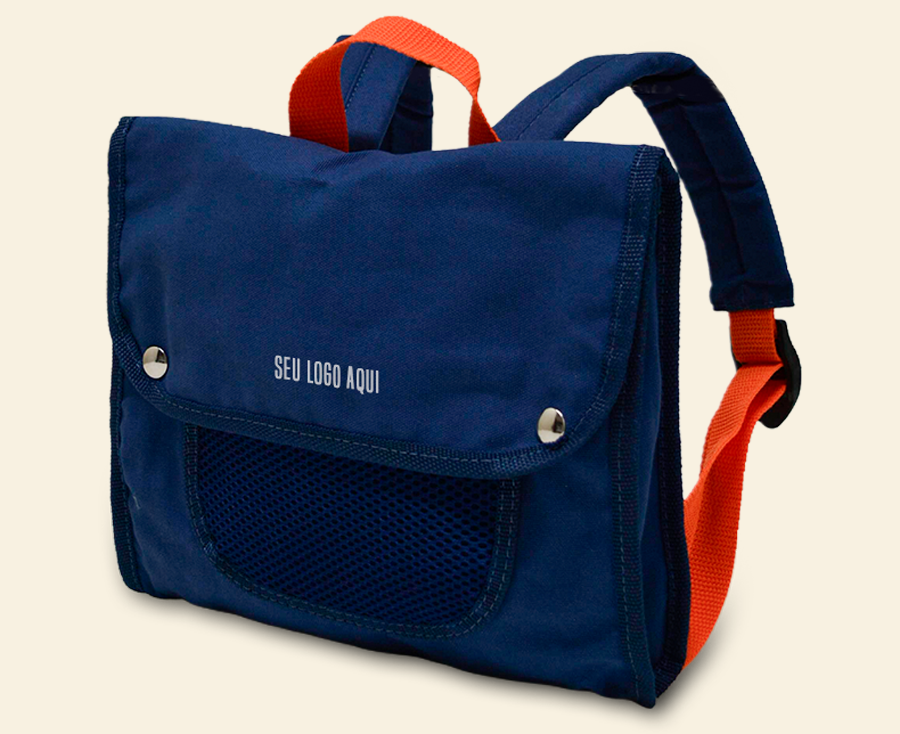 Bolsa infantil personalizada tipo mochila com bolso frontal em tela, alças ajustáveis e área para aplicação de logo