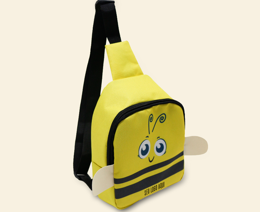 Mochila infantil personalizada tipo sling com estampa de abelhinha, alça única ajustável e área para aplicação de logo