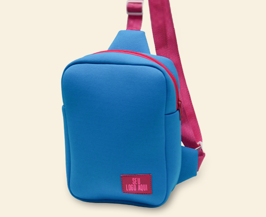 Mochila infantil personalizada tipo sling azul com alça ajustável rosa e área frontal para aplicação de logo