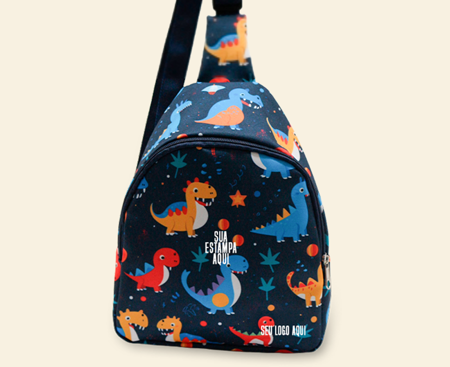 Mochila infantil personalizada tipo sling com estampa de dinossauros, alça única ajustável e área para aplicação de logo
