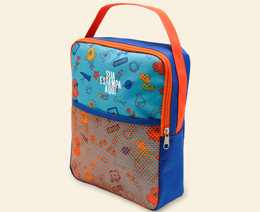 Necessaire infantil personalizada com estampa divertida, bolso frontal em tela, alça de mão e área para aplicação de logo