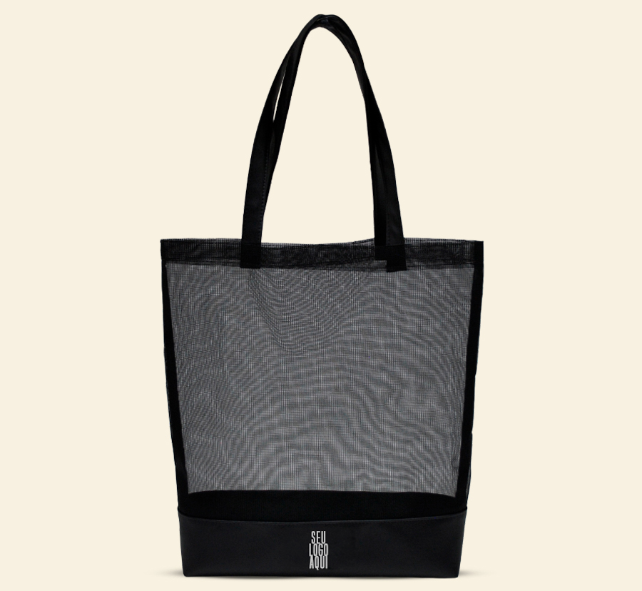 Sacola personalizada em tela mesh preta com base estruturada e alças reforçadas.