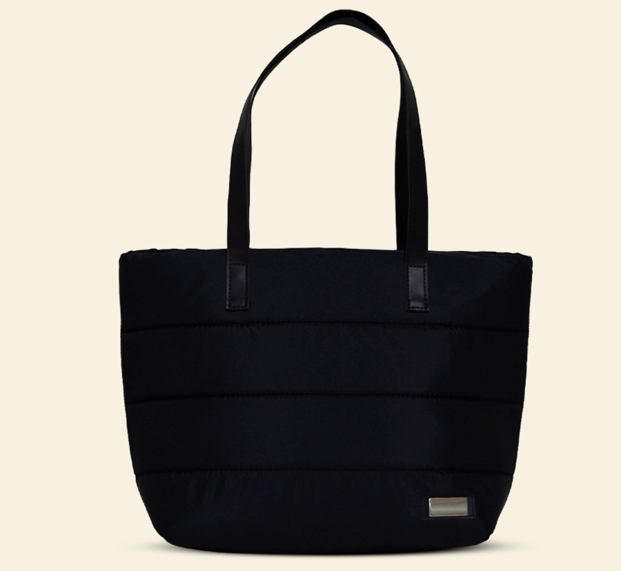 Sacola personalizada preta estilo puffer com alças reforçadas.