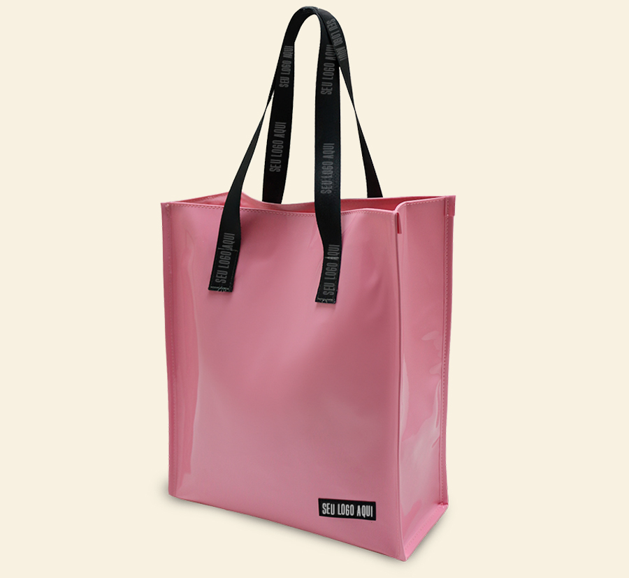 Sacola personalizada rosa em material sintético brilhante com alças pretas.