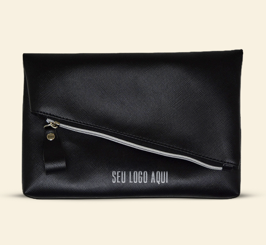 Nécessaire preta com acabamento texturizado e zíper diagonal
