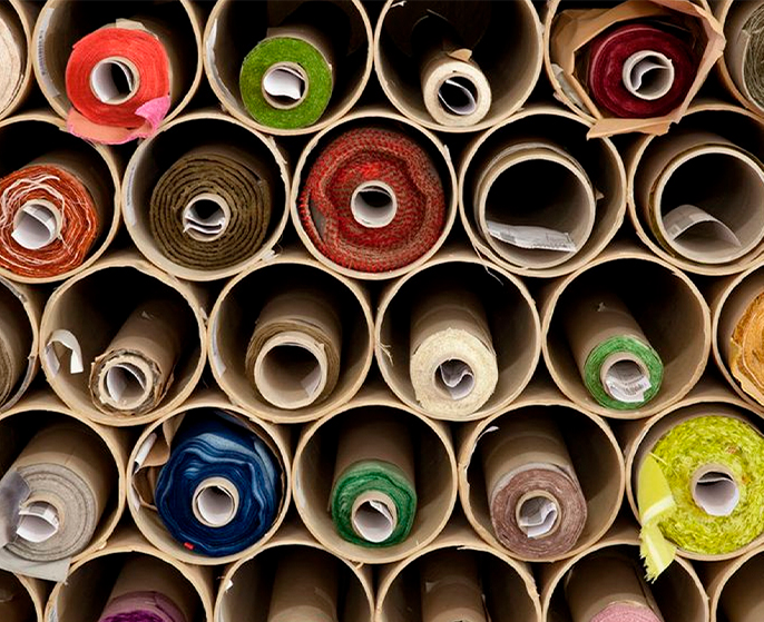 Rolos de tecidos armazenados em tubos de papelão