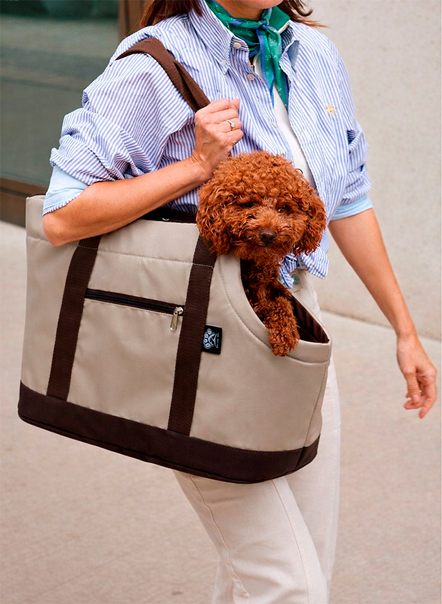 Bolsa de transporte estilosa com cachorro dentro