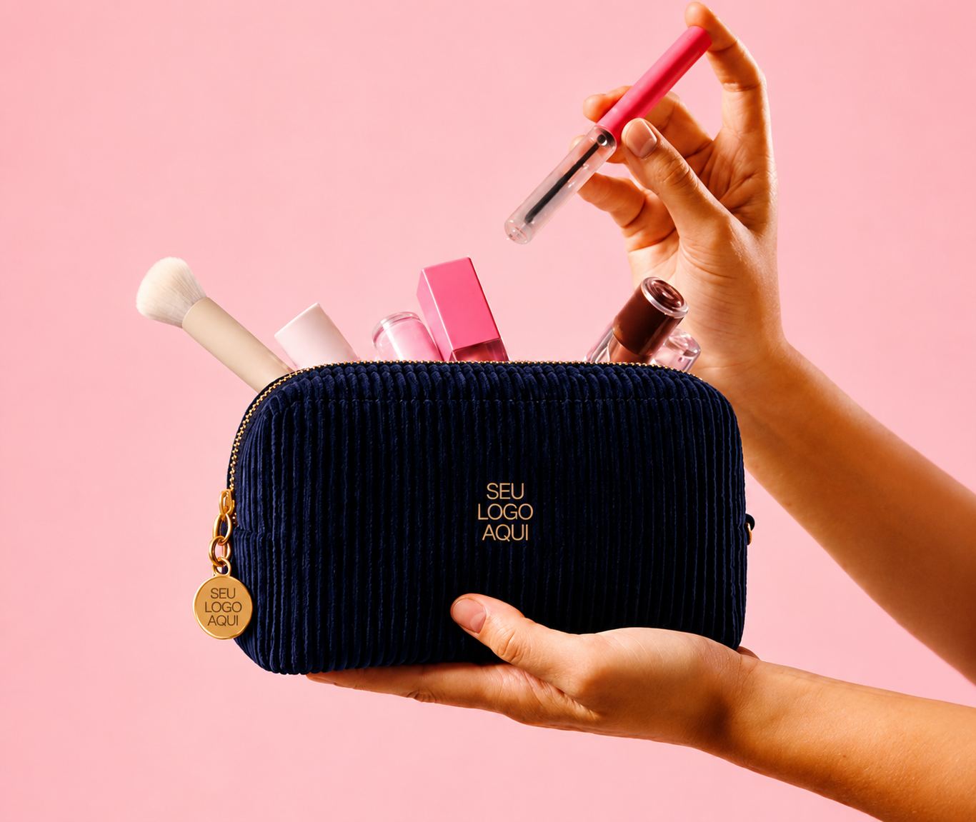Necessaire-aveludada-com-logo-personalizado-acompanhada-de-itens-de-maquiagem-em-fundo-rosa-delicado.